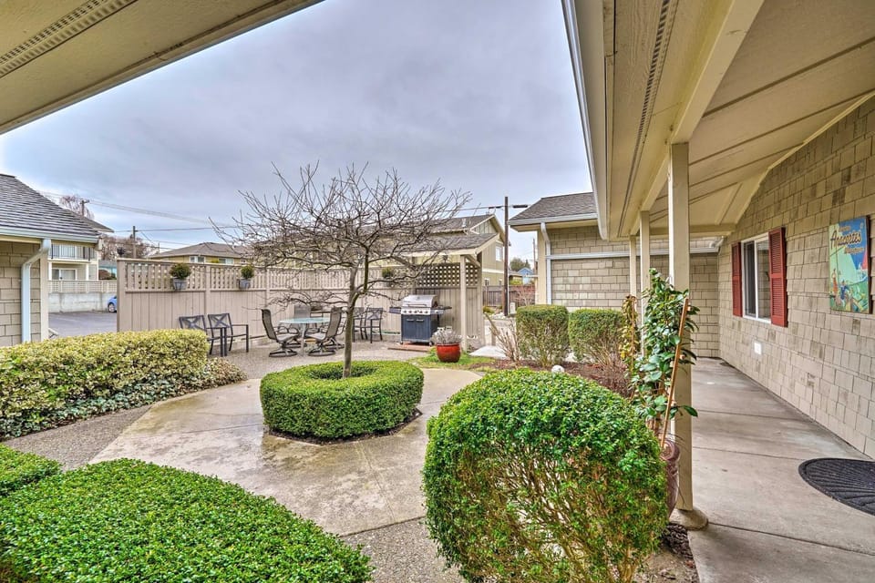 Central Apt Private Fireplace and Patio Access Apartment in Anacortes
