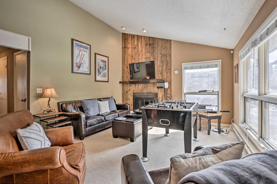 3BR Riverfront Retreat, Walk to Vail & BC Shuttles House in Avon