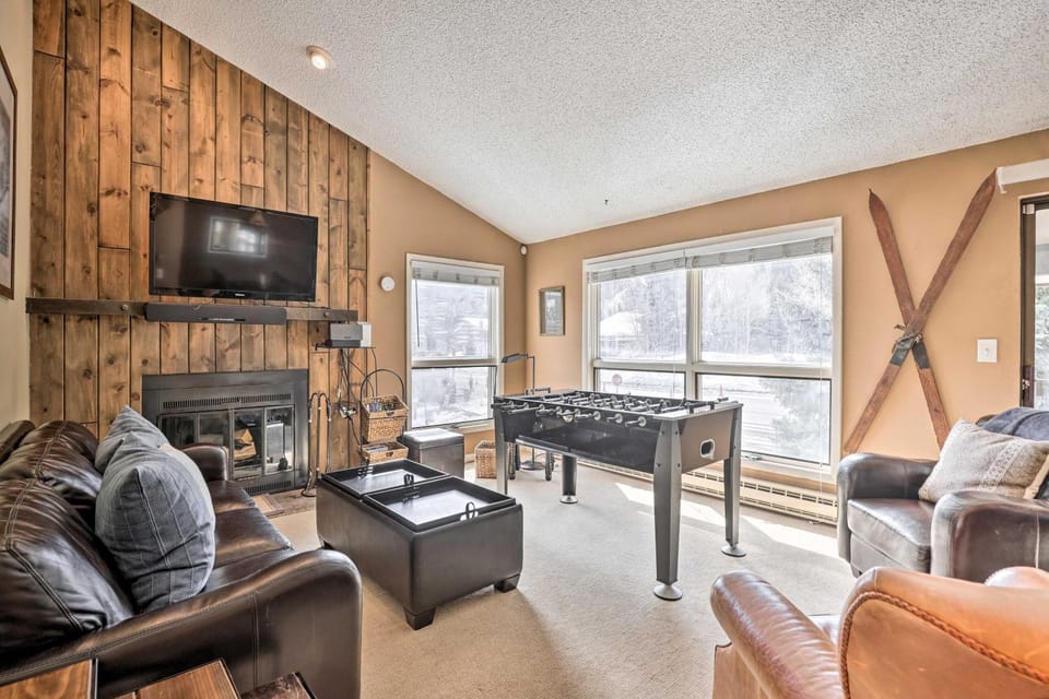 3BR Riverfront Retreat, Walk to Vail & BC Shuttles House in Avon