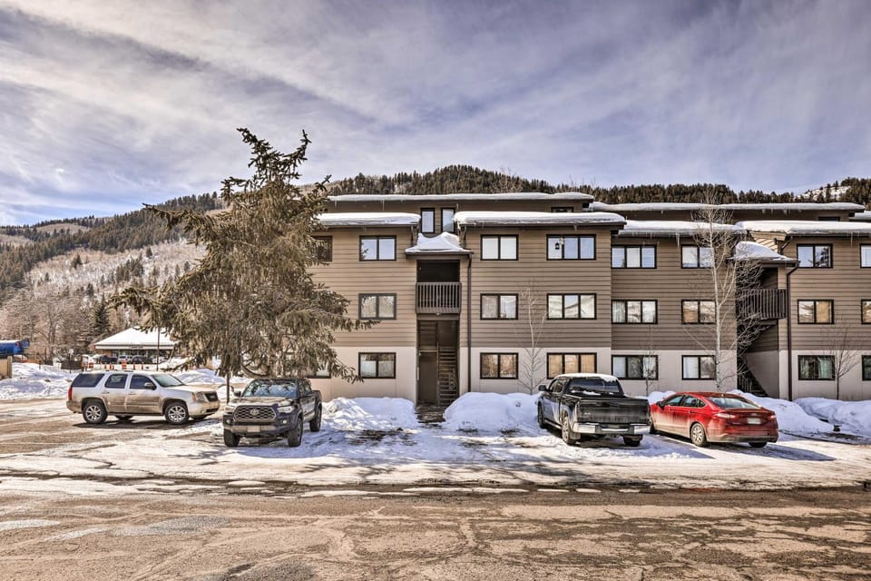 3BR Riverfront Retreat, Walk to Vail & BC Shuttles House in Avon