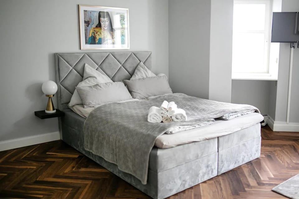 Bed, TV and multimedia, Bedroom, Entertainment, towels
