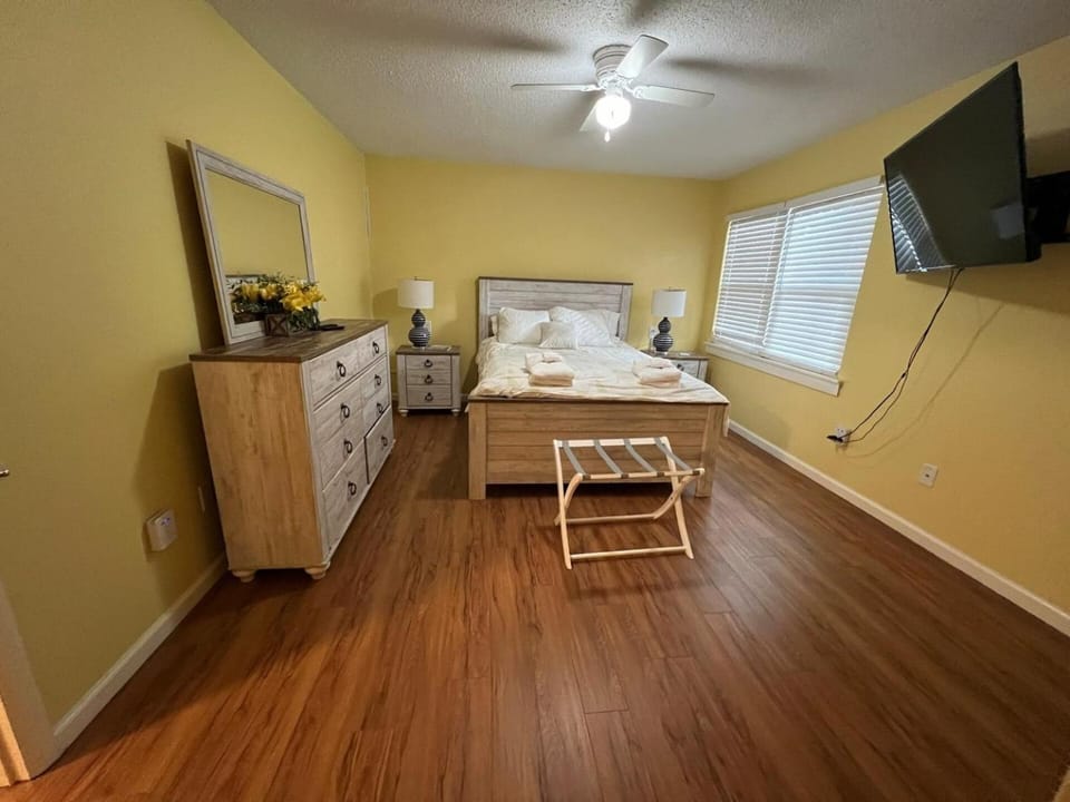 On Island Pool, pet friendly, free tennis &parking House in Hilton Head Island