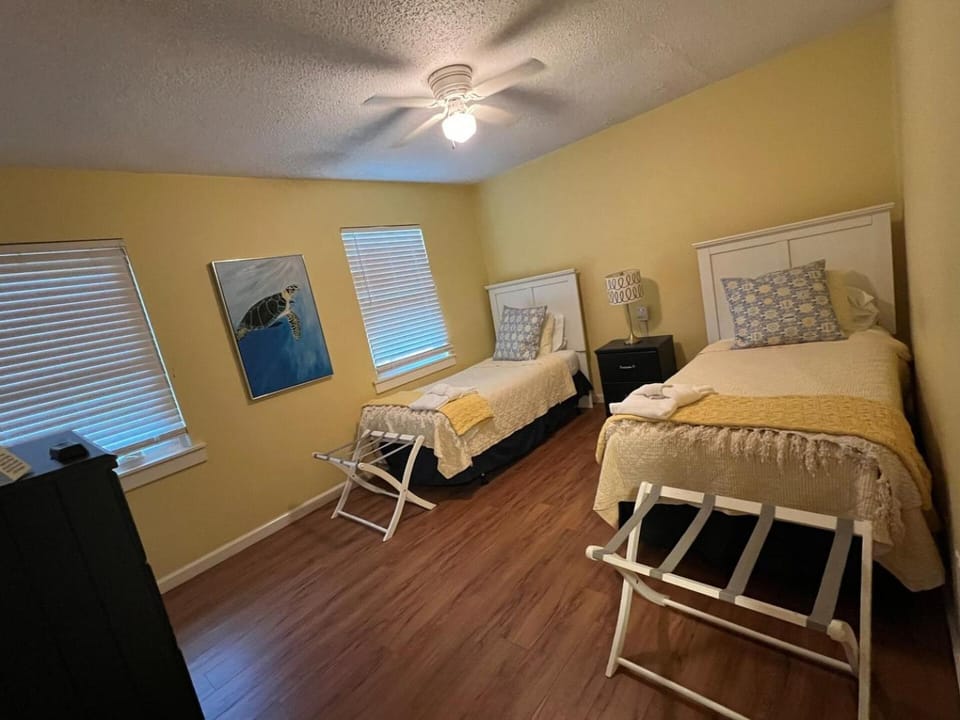On Island Pool, pet friendly, free tennis &parking House in Hilton Head Island