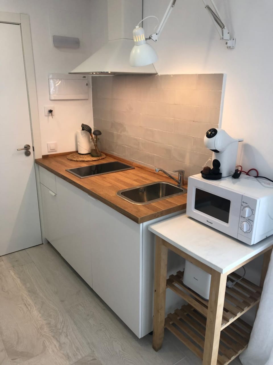 Kitchen or kitchenette, minibar, stove, toaster
