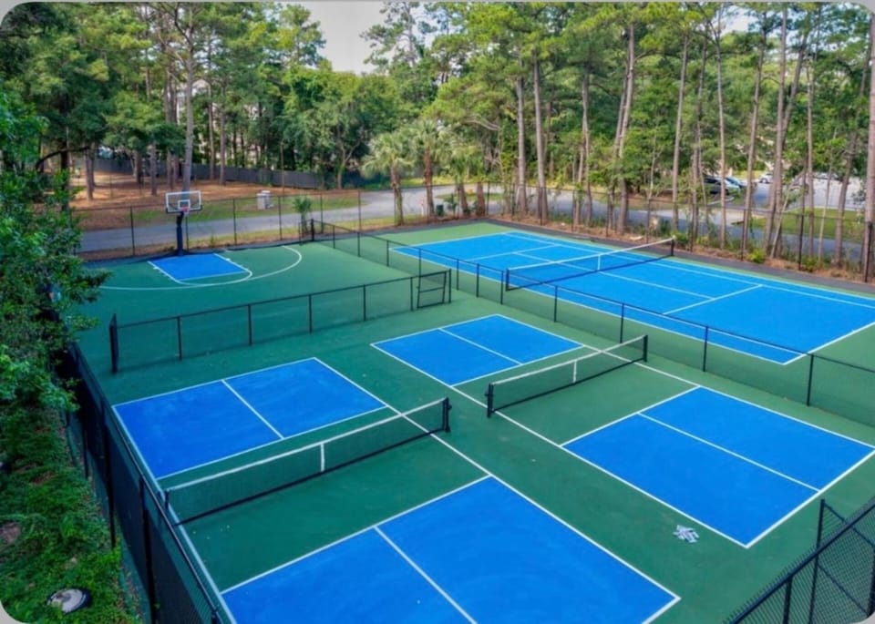 On Island Pet Friendly Free Parking Pool Tennis House in Hilton Head Island