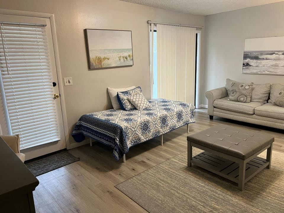 On Island Pet Friendly Free Parking Pool Tennis House in Hilton Head Island
