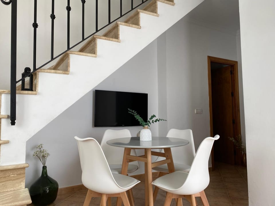 Communal lounge/ TV room, TV and multimedia, Living room, Seating area, Dining area