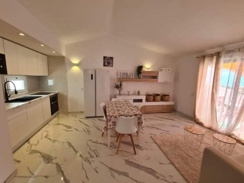 Kitchen or kitchenette, Dining area