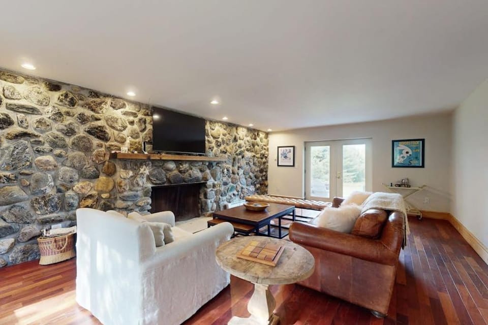 Stone House House in Elmore