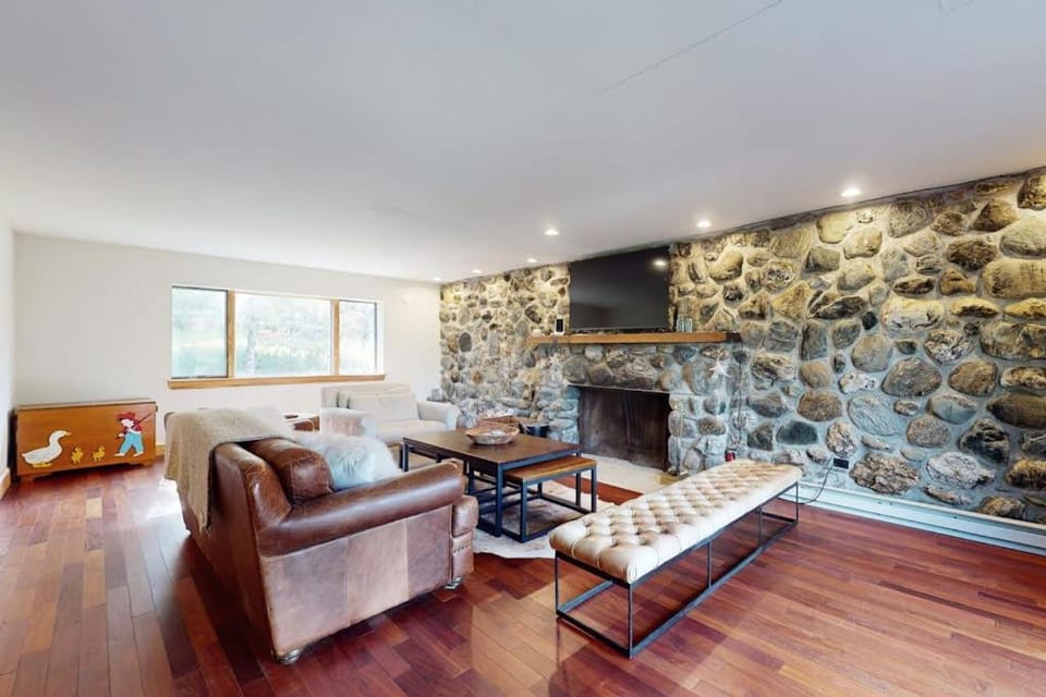 Stone House House in Elmore