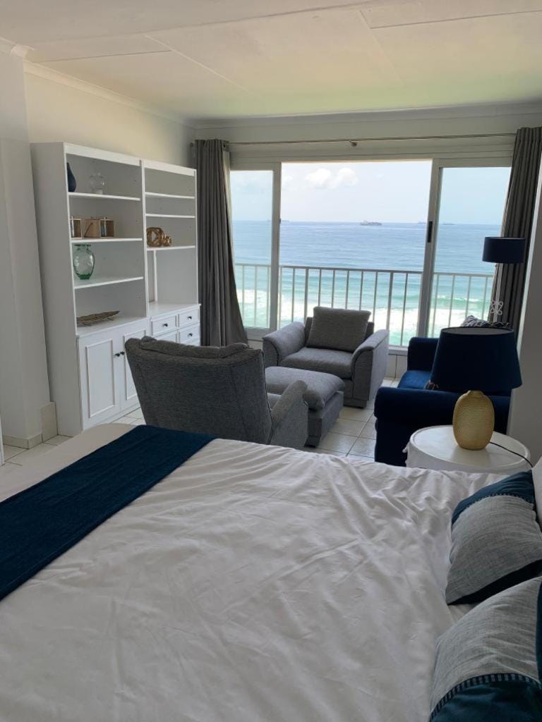Photo of the whole room, Sea view