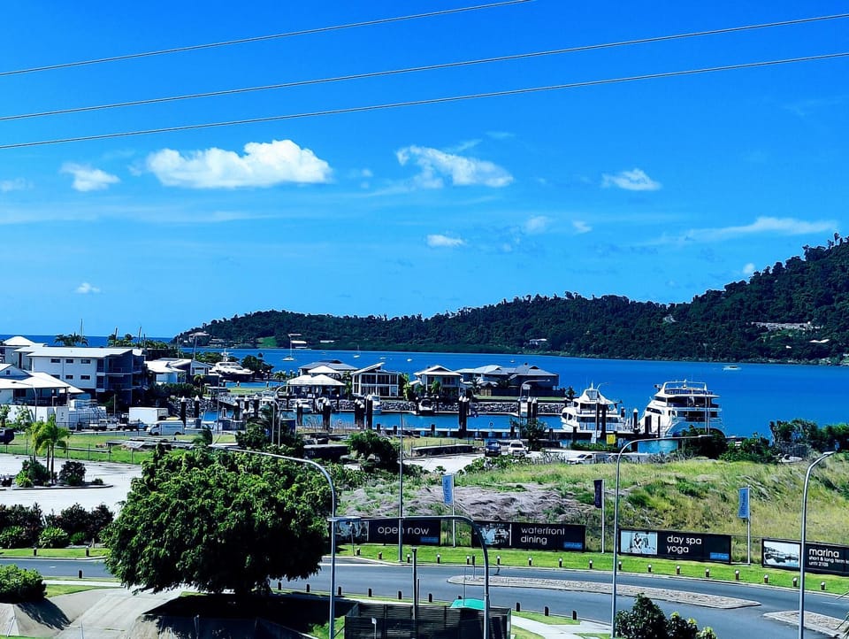 ☆Airliedise☆NO hills☆Kitchen☆5min walk 2 Ferry terminal☆WiFi☆Netflix Apartment in Airlie Beach
