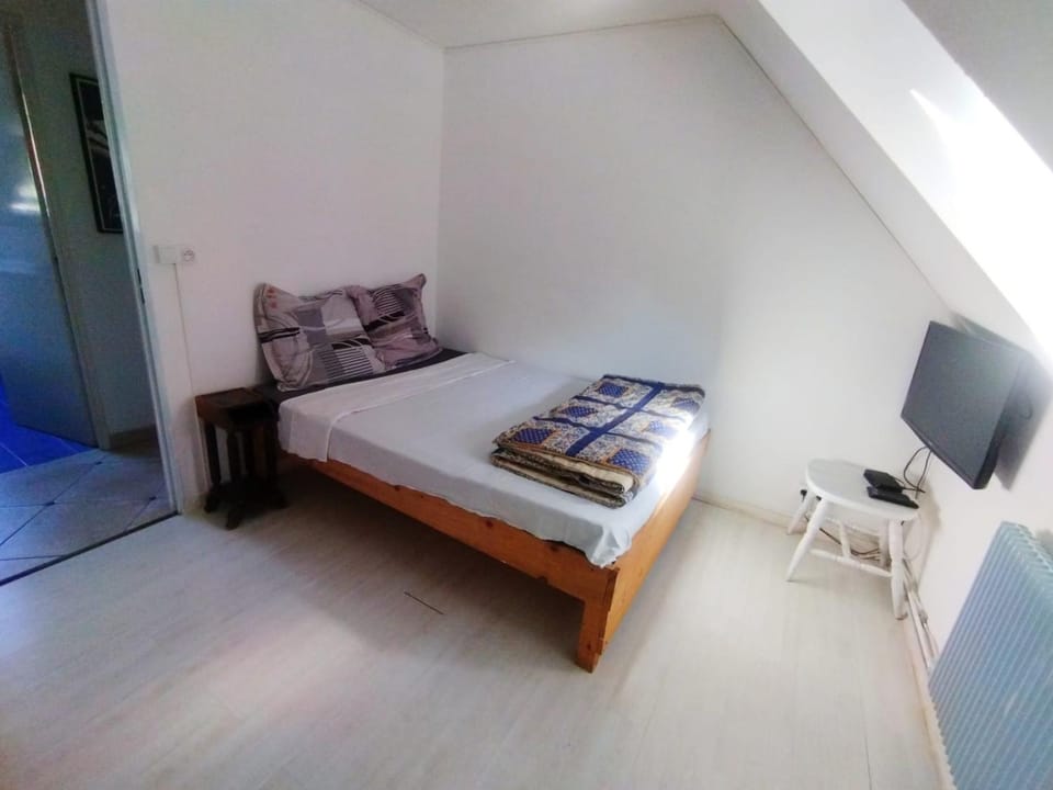 Bed, TV and multimedia, Bedroom
