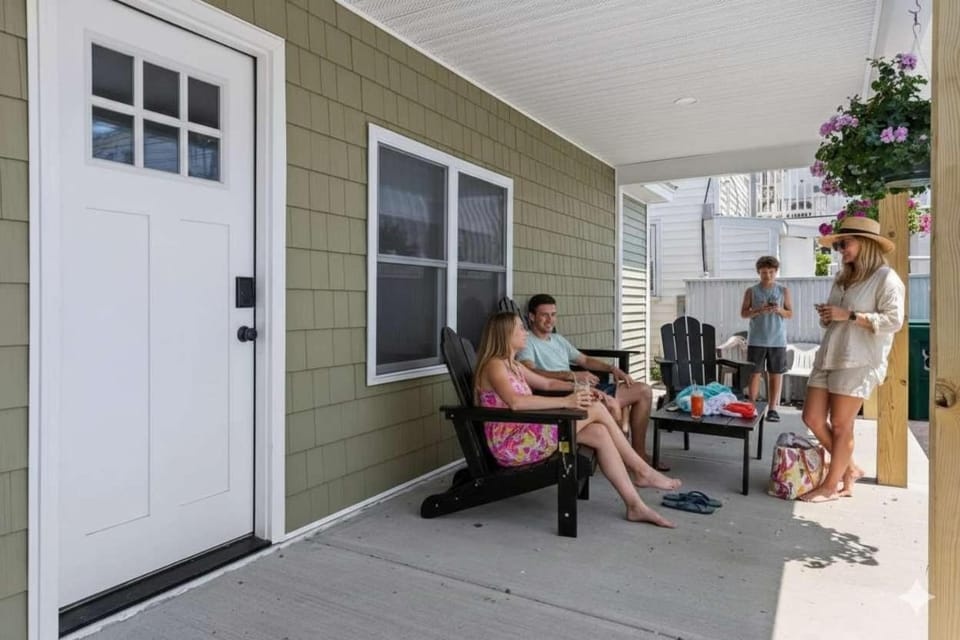 Steps to Beach Fully Renovated Sleeps 6 Apartment in Hampton Beach