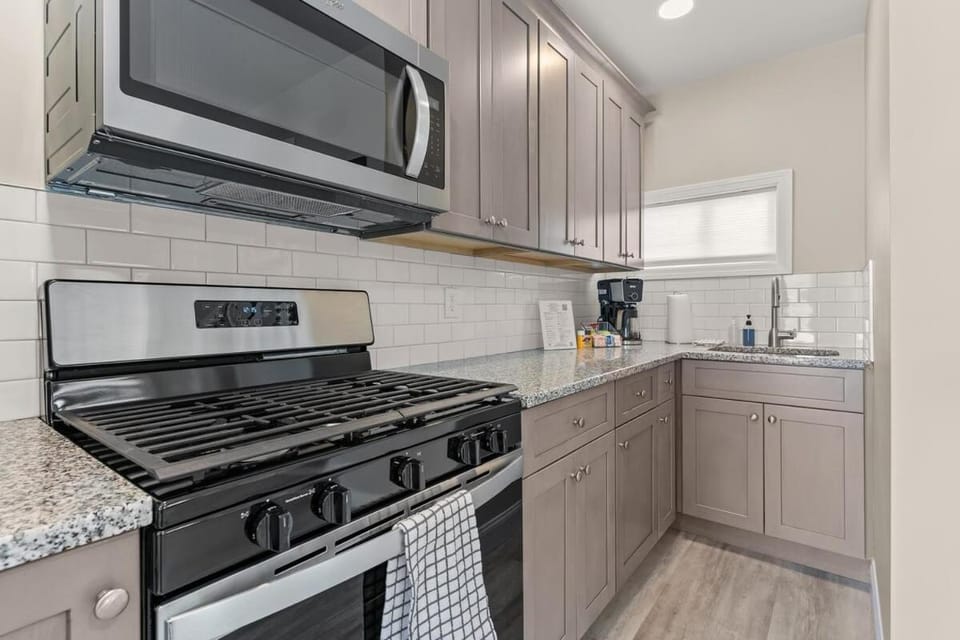 Steps to Beach Fully Renovated Sleeps 6 Apartment in Hampton Beach
