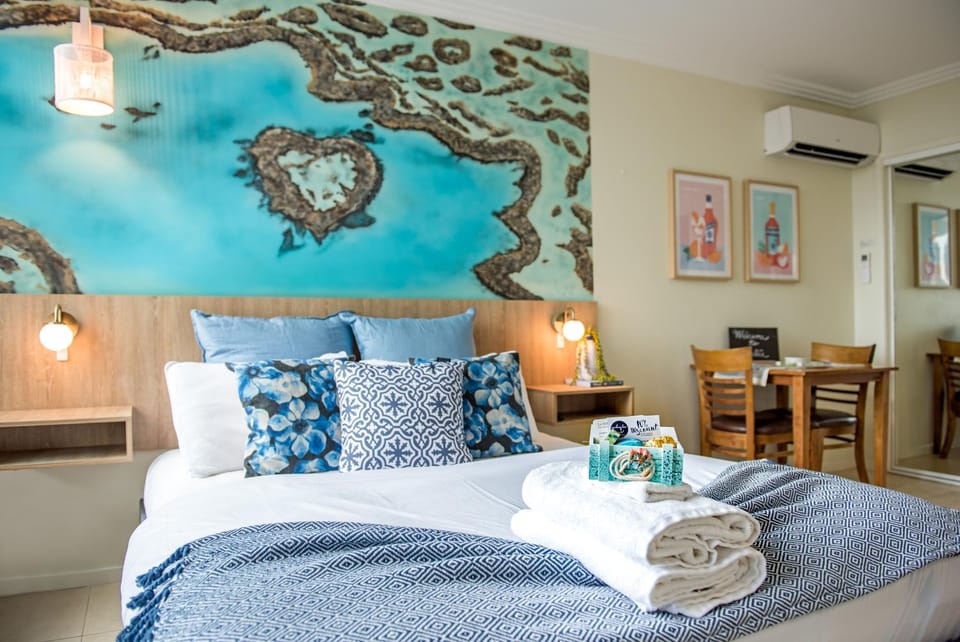 ☆Airliedise☆HOT TUB suite☆5min walk 2 Port of Airlie/Ferry terminal☆WiFi☆Netflix☆NO Hills Apartment in Airlie Beach