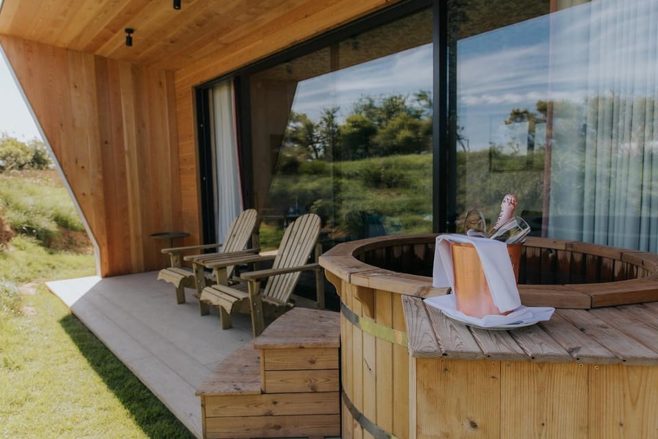 Hot Tub, Seating area