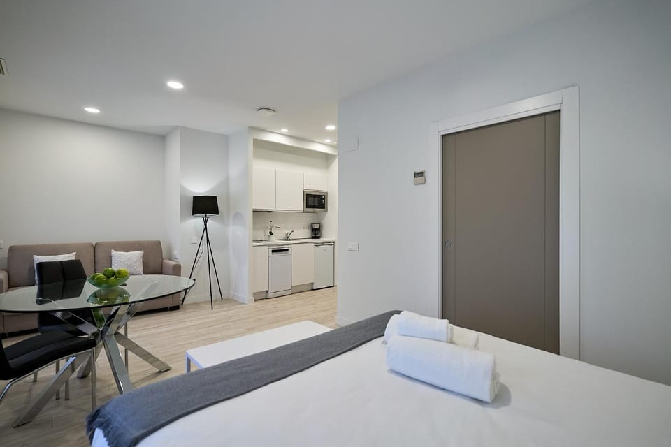 Bed, TV and multimedia, Kitchen or kitchenette, Living room, Photo of the whole room, Seating area, Dining area, Bedroom, dishwasher, heating, internet, minibar, oven, safe, towels, air conditioner
