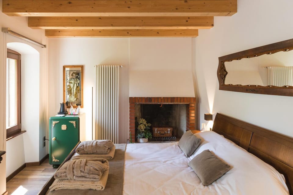 Bed, Photo of the whole room, Decorative detail, Bedroom, fireplace, acessibility
