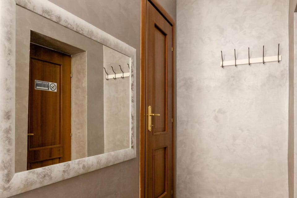4 Bed Apt Sleeps 8 -Ensuite Bathrooms - Tv & WiFi Apartment in Rome