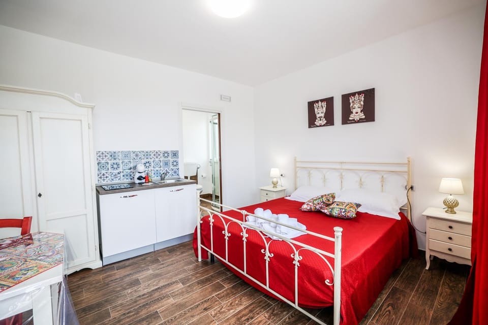 Bed, Kitchen or kitchenette, Bedroom