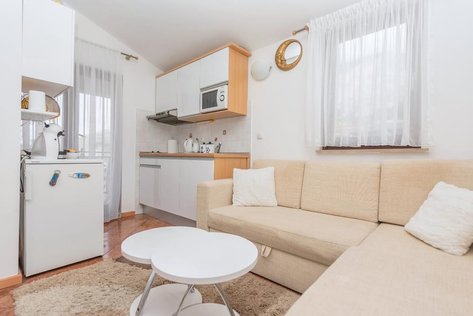 Kitchen or kitchenette, Living room, Seating area, stove