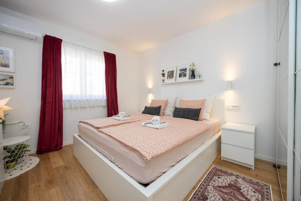 Bed, Bedroom, towels