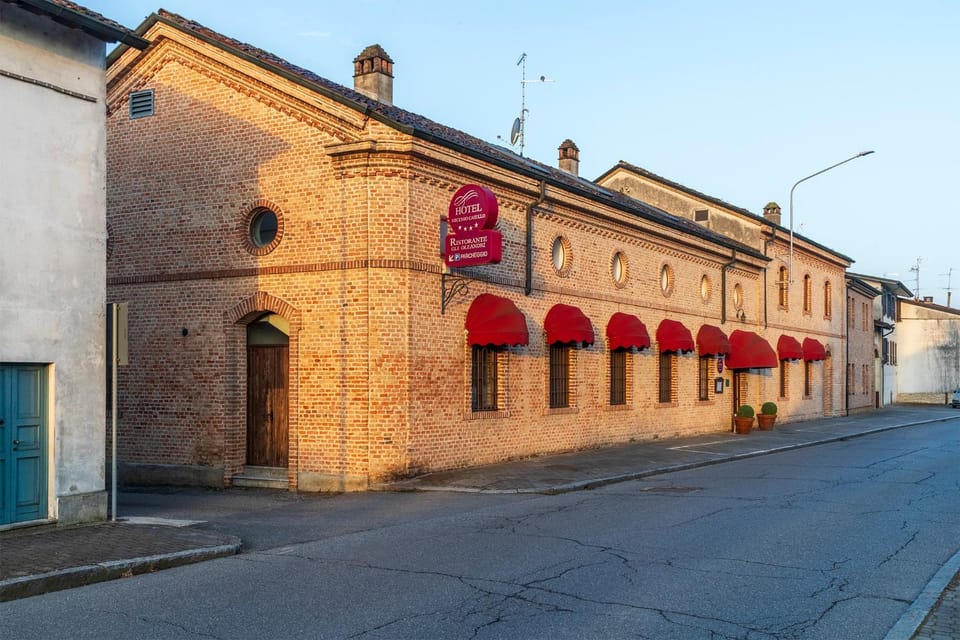 Property building, Day, Neighbourhood, Street view