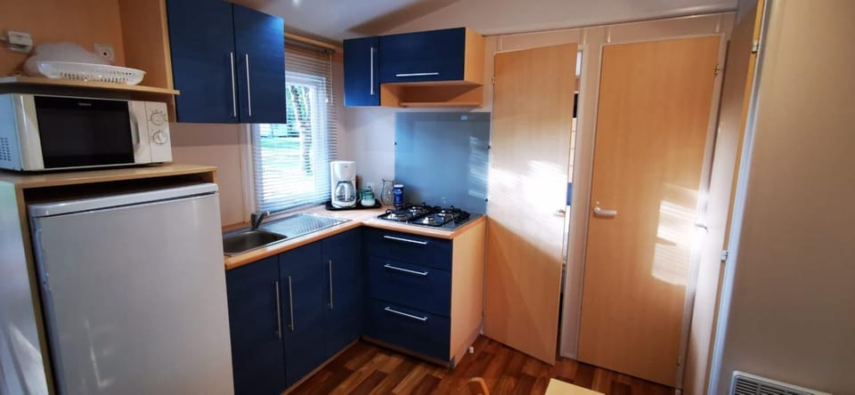 Kitchen or kitchenette, kitchen