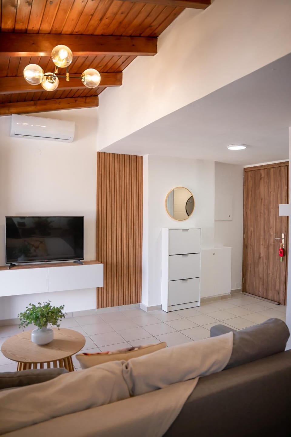 TV and multimedia, Living room, Seating area, air conditioner
