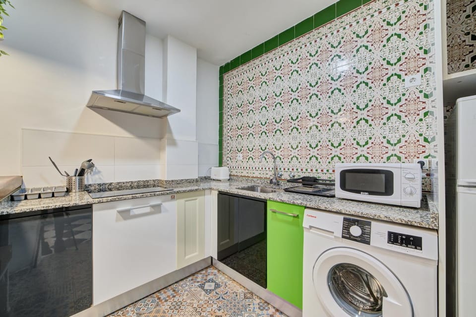 Kitchen or kitchenette, minibar, stove, washing machine