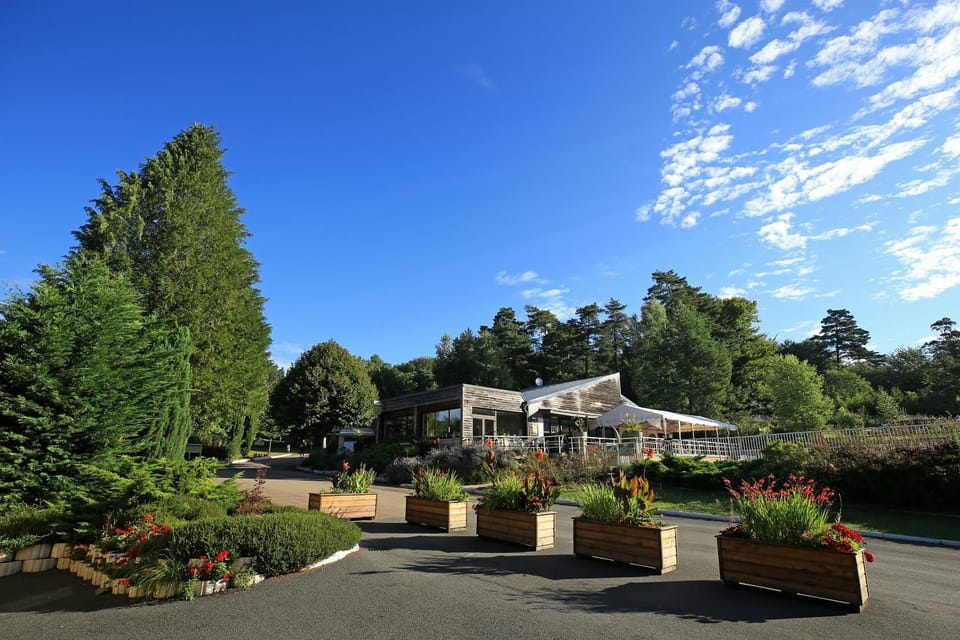 Property building, Facade/entrance, Garden, Family