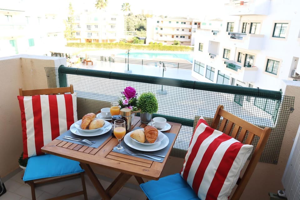 Spring, Bird's eye view, Summer, Balcony/Terrace, Living room, Pool view, Swimming pool, Seasons, Time of day, sunbed, acessibility