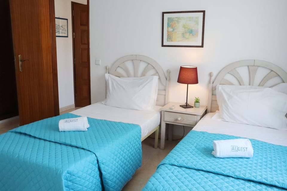 Spring, Bed, Day, People, Summer, Photo of the whole room, Seating area, Bedroom, On site, Guests, Pool view, Seasons, Time of day, children, young children, older children, group of guests, Family, Inner courtyard view, furniture, towels, wardrobe, air conditioner