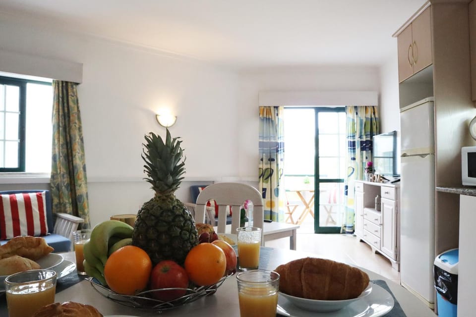 Spring, People, Winter, Summer, Balcony/Terrace, Balcony/Terrace, Living room, Decorative detail, Seating area, Dining area, Guests, Street view, Area and facilities, young children, older children, Family, furniture, stove, toaster, kitchen