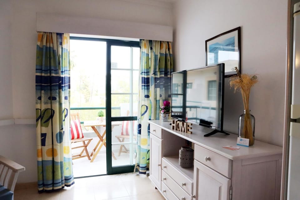 Spring, People, Bird's eye view, Winter, Summer, TV and multimedia, Balcony/Terrace, Kitchen or kitchenette, Living room, Seating area, Dining area, Bedroom, Communal kitchen, Autumn, Garden view, children, group of guests, Family, hair dresser