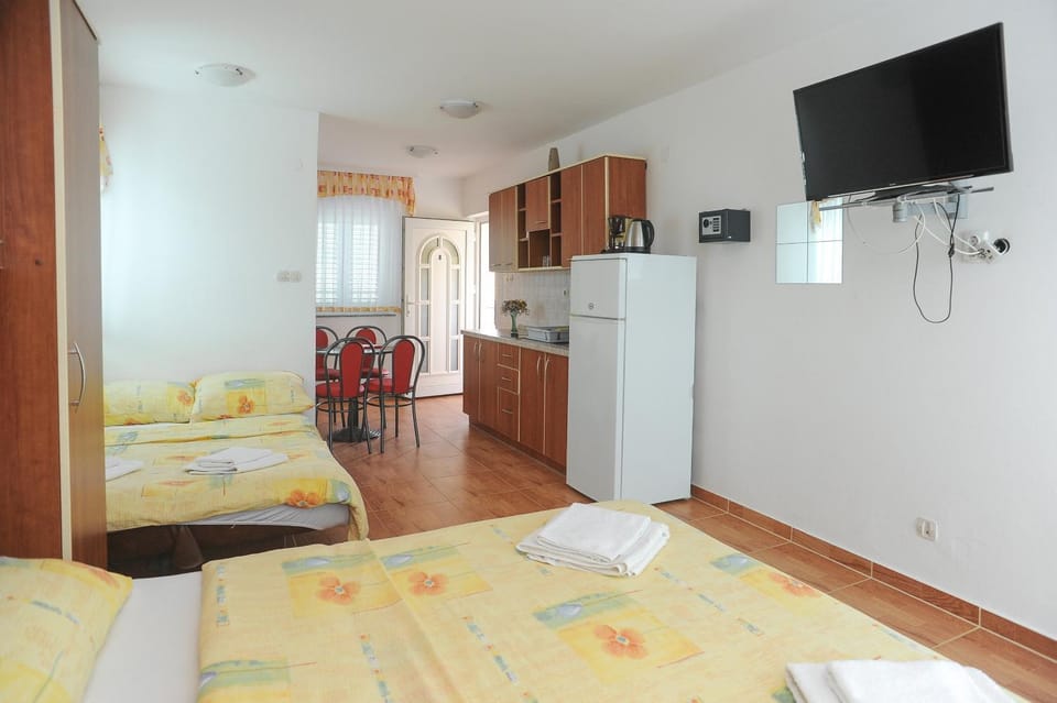 Bed, Coffee/tea facilities, Living room, Photo of the whole room, Dining area, Bedroom