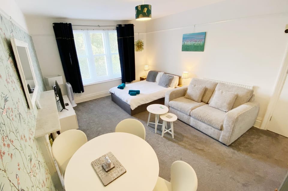 TV and multimedia, Living room, Seating area, Bedroom