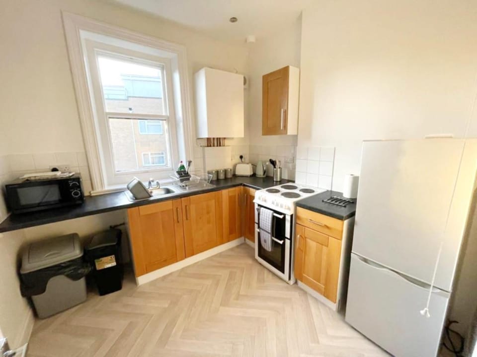 Coffee/tea facilities, Kitchen or kitchenette, microwave, oven, stove, toaster, kitchen