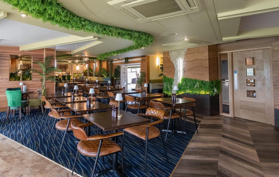 Restaurant/places to eat, Lounge or bar