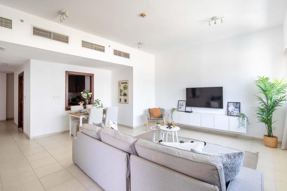 Frank Porter - Executive Tower F Apartment in Dubai
