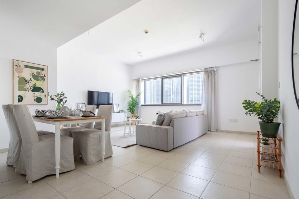 Frank Porter - Executive Tower F Apartment in Dubai