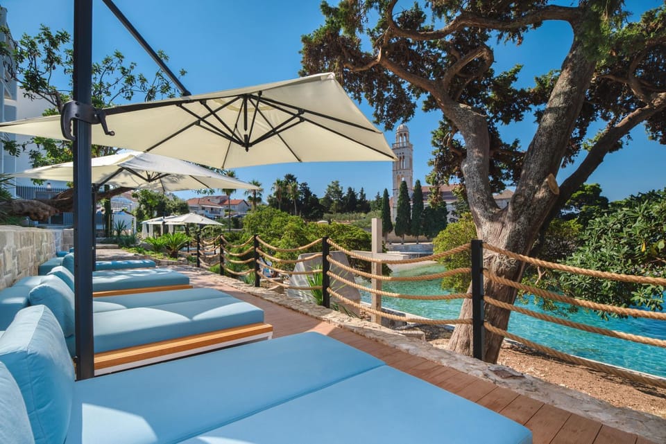 Property building, Restaurant/places to eat, Natural landscape, Beach, Beach, Sea view, sunbed