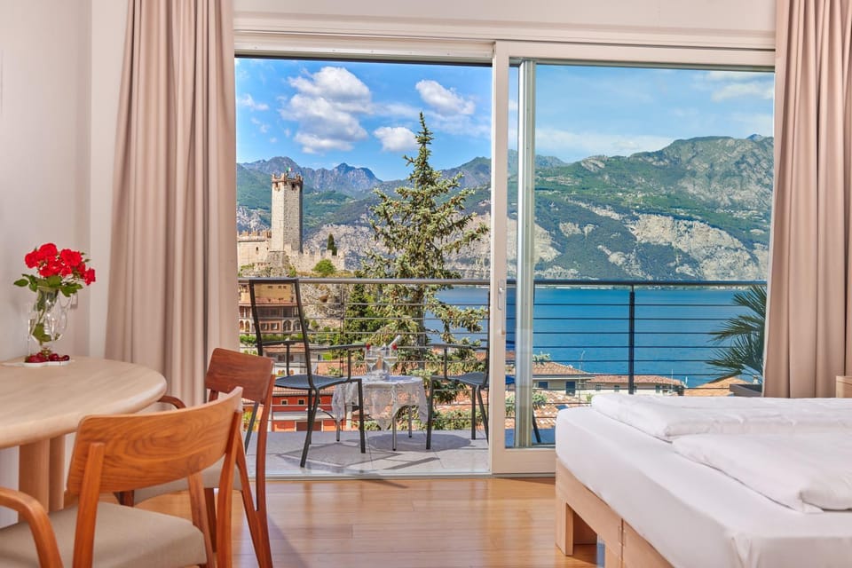 Bed, Bedroom, Lake view