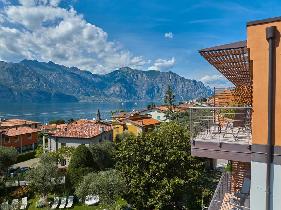 Nearby landmark, Balcony/Terrace, Lake view