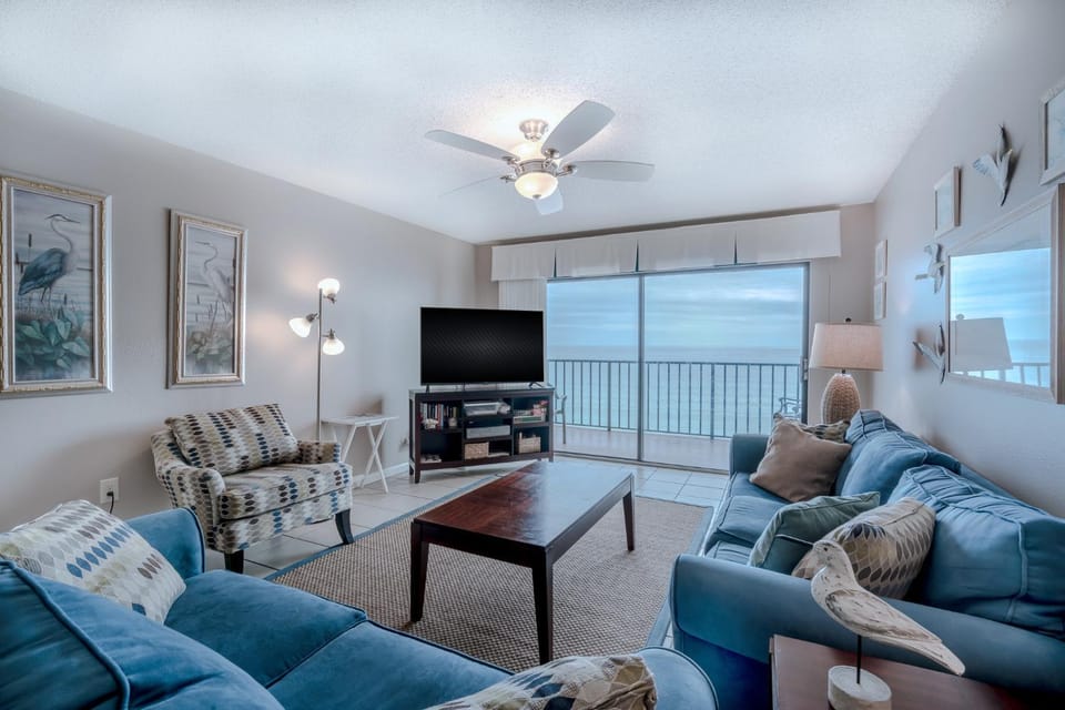 TV and multimedia, View (from property/room), Balcony/Terrace, Living room, Seating area, Sea view, furniture