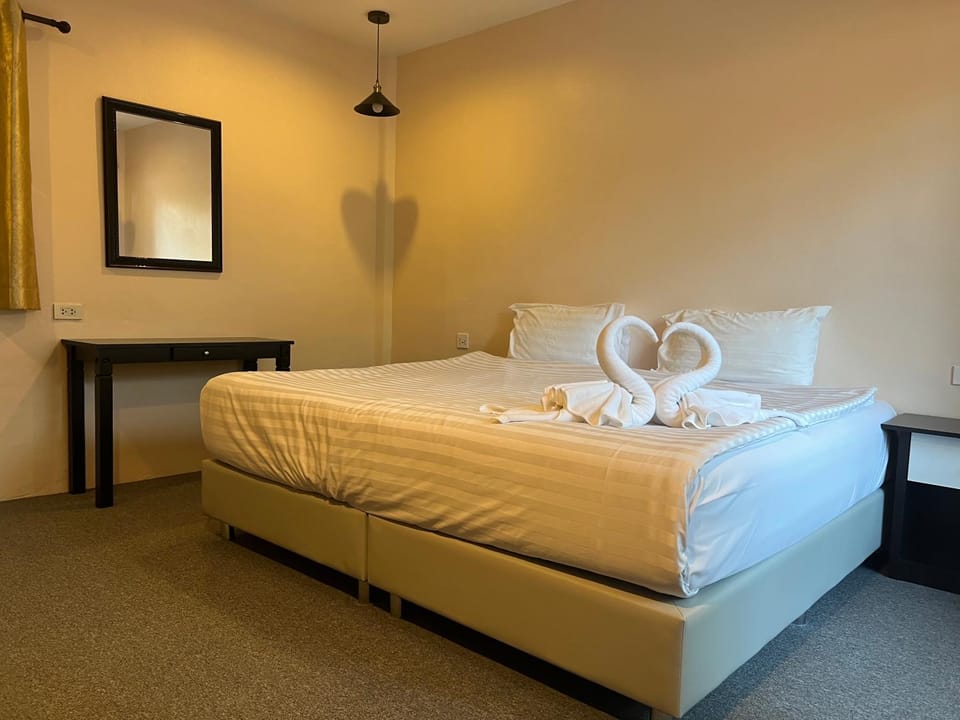 Bed, Bedroom, Garden view
