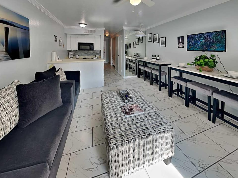 TV and multimedia, Kitchen or kitchenette, Living room, Seating area, Dining area, furniture, microwave