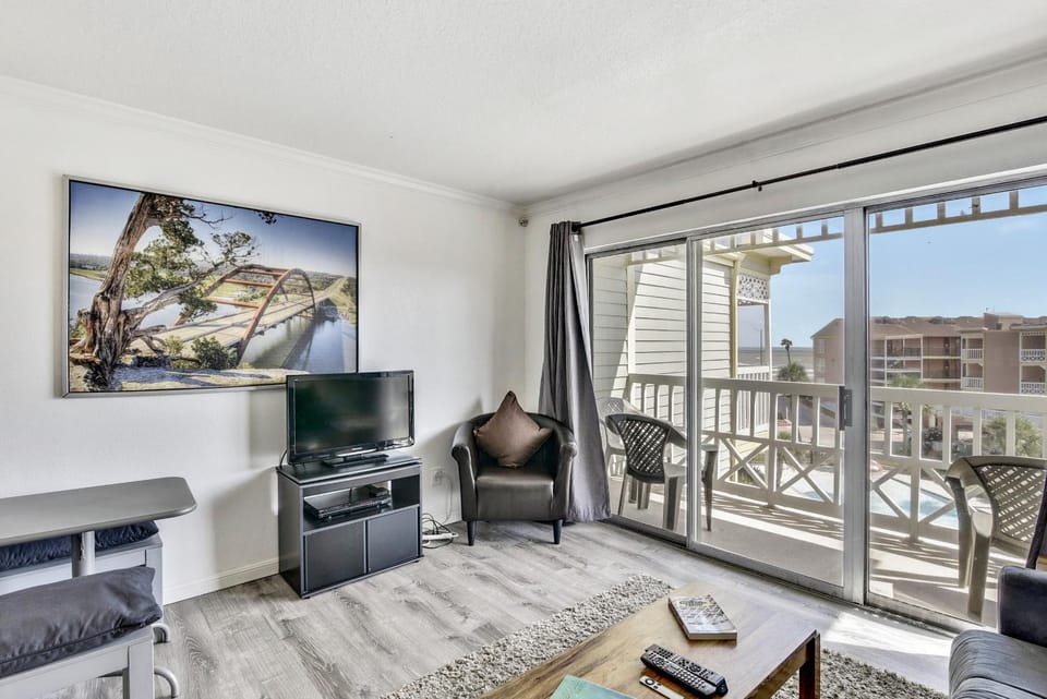 TV and multimedia, Balcony/Terrace, Living room, Seating area, furniture