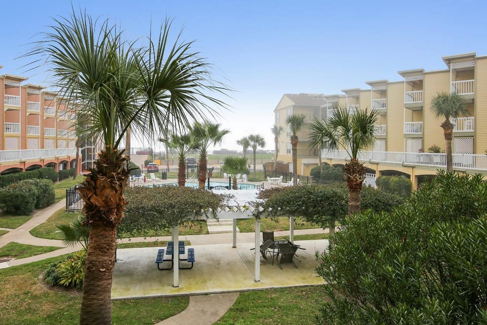 Property building, Patio, Activities, Garden, Area and facilities